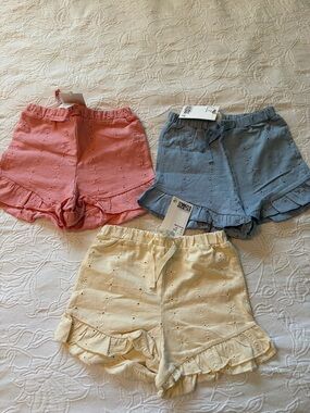 H&M Set of 3 Eyelet Ruffle Shorts in Coral, Blue and Cream new girls 4T